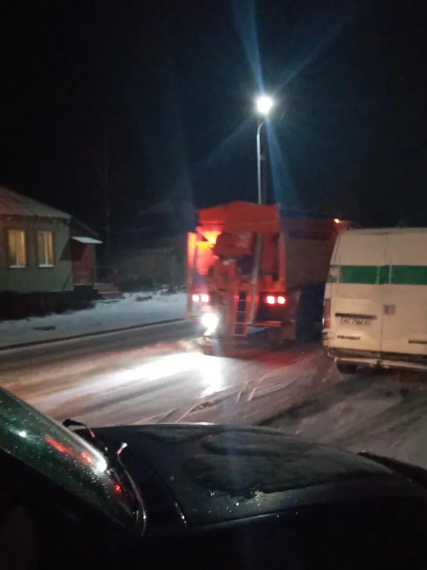 Працюють у посиленому режимі: комунальники Володимир-Волинської громади ліквідовують наслідки негоди (фото)