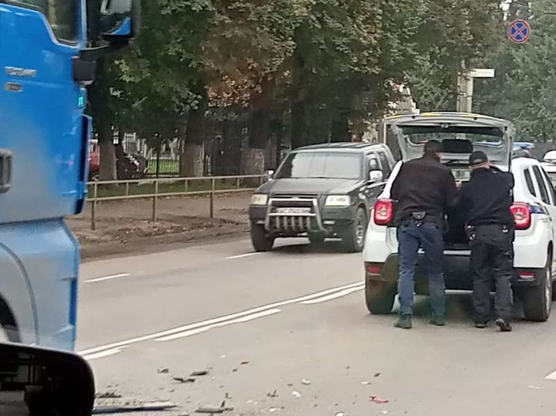 У Луцьку на Львівській вантажівка в'їхала в учбове авто (фото)