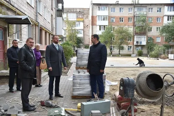 Показали, як ремонтують прибудинкові території на чотирьох вулицях Луцька (фото)