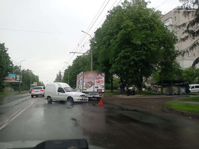 У Луцьку на вулиці Гордіюк – аварія: заблокований рух тролейбусів (фото)