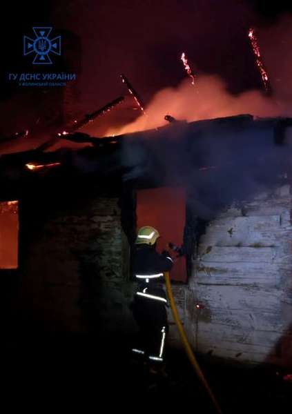 На Волині три години гасили пожежу у житловому будинку