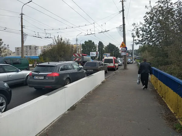 Луцьк стоїть у заторах: ремонтують дорогу (фото, відео)