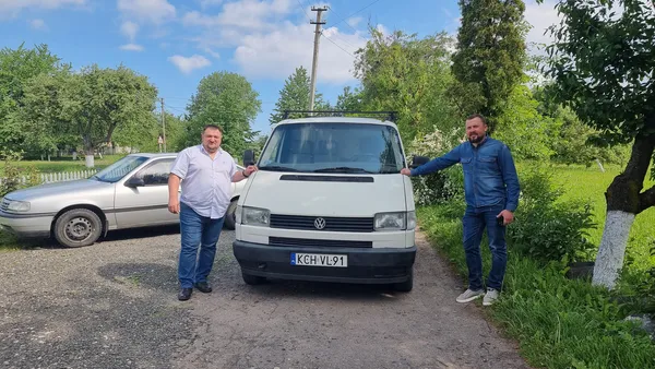 З Підгайцівської громади на фронт відправили авто для військовослужбовців (фото)