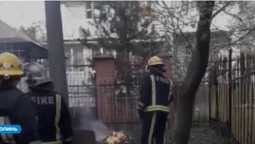 Викликати поліцію та пожежників: у дворі багатоповерхівки лучанка розпалила багаття (відео)