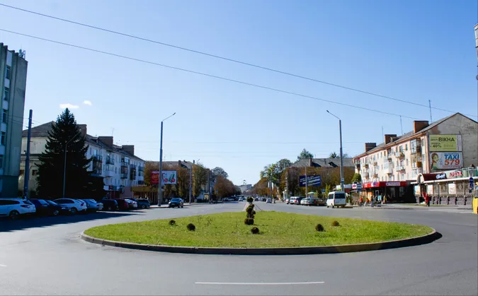 У Луцьку просять встелити бруківкою тротуари на Грушевського