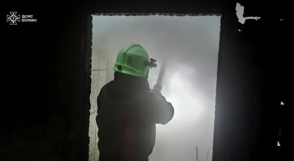 В селі на Волині понад годину гасили вогонь у будинку (фото)