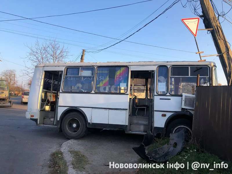У Нововолинську автобус протаранив легковик – є травмовані (фото)