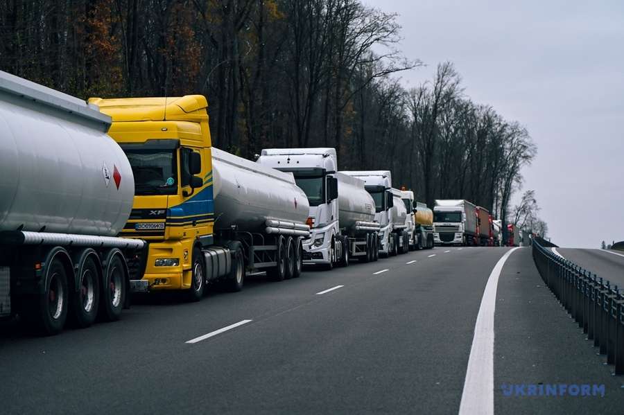 Польські прикордонники не пропускають бензовози та гуманітарну допомогу до України (фото)