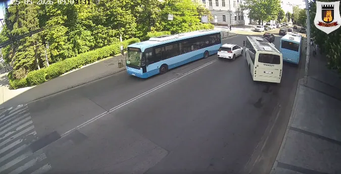 У центрі Луцька маршрутка не пропустила легковик (відео)