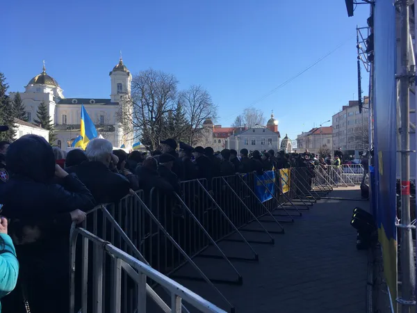 30 автобусів і Пономарьов: Тимошенко привезла до Луцька своїх людей (фото)