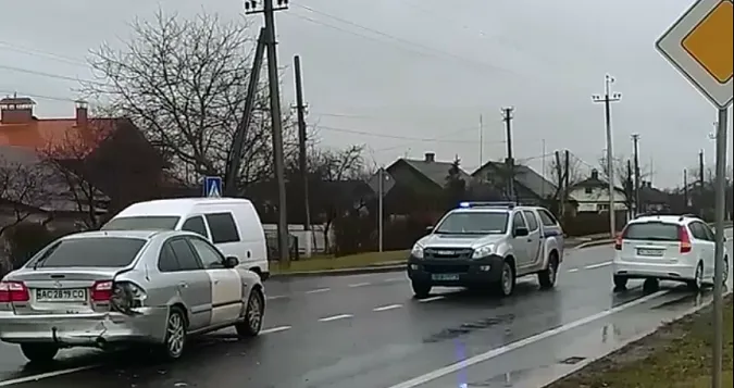Подвійна ДТП: у Володимирі зіткнулися бус і два легковики (відео)