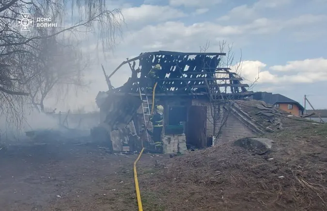 Поблизу Луцька через спалювання сміття згорів сарай і ледве не спалахнув будинок (фото)