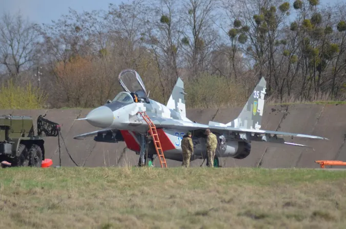 Небо під контролем:  як у Луцьку тренуються пілоти винищувачів (фото)