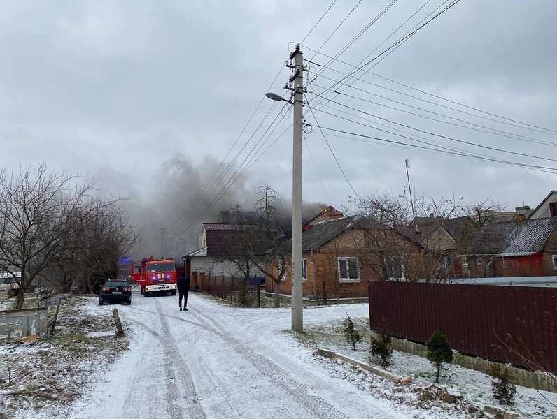 У Нововолинську спалахнув житловий будинок (фото, відео)