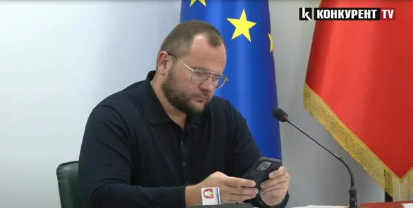 Ігор Поліщук сидить у телефоні, поки Алла Надточій пропонує варіанти допомоги ветеранам