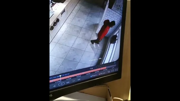 У магазині в центрі Луцька вкрали рюкзак із документами (відео)