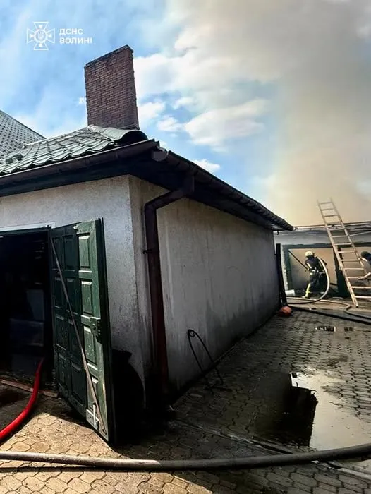 На Волині рятувальники зупинили подвійну пожежу