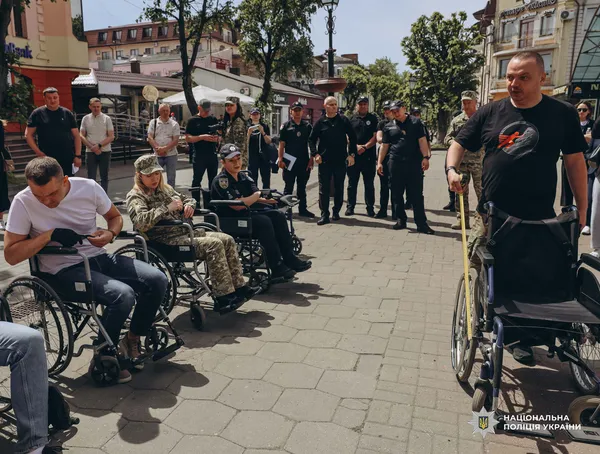 Понад 3 кілометри перешкод на колісних кріслах: у Луцьку провели ходу безбар’єрності (фото, відео)
