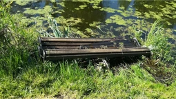 У парку в Луцьку вандали кинули лавку в канал (ФОТО)