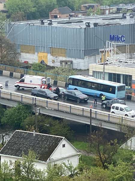 У Луцьку на мосту Opel «наздогнав» BMW (фото)