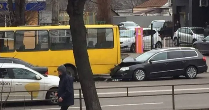 У Луцьку на Ковельській легковик жорстко в'їхав у маршрутку (фото)