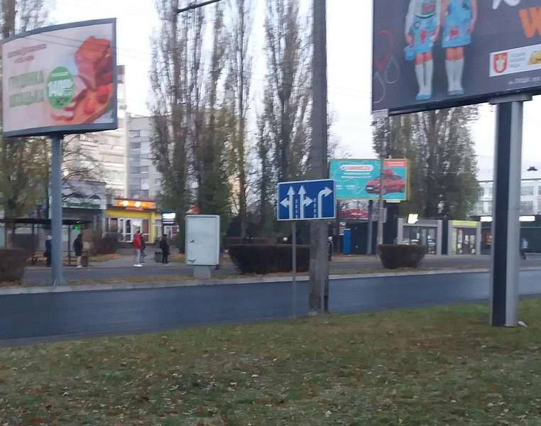У Луцьку на кільці біля Північного ринку встановили нові дорожні знаки (фото)