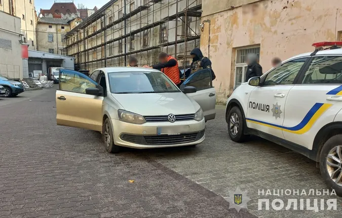 Через ревнощі: встановили, хто підпалив припарковане авто у Луцьку (фото)
