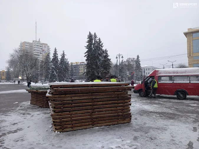 Під луцькими ялинками починають монтувати різдвяне містечко (фото)