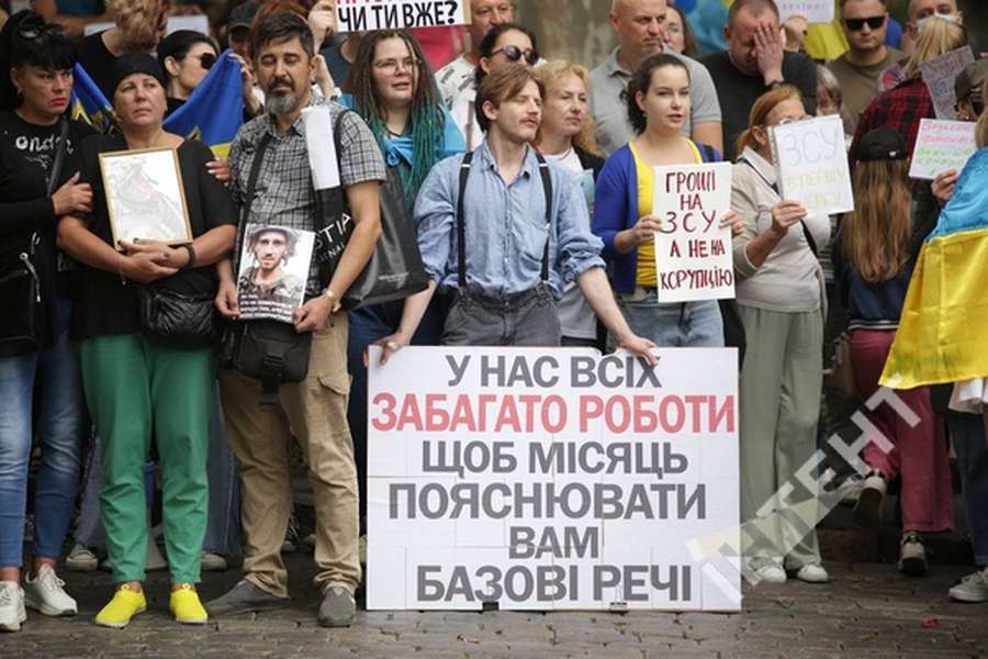 «Бруківка від куль не рятує»: в містах України пікетують проти нецільових витрат (фото)