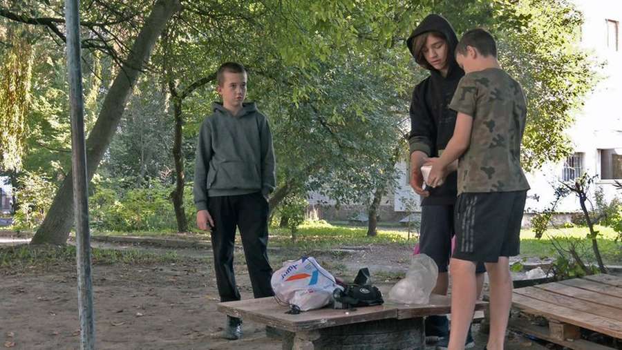 У Луцьку діти самостійно облаштували спортивний майданчик, щоб займатись воркаутом (фото, відео)
