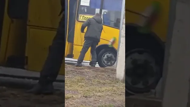 🚌 У Луцьку водій маршрутки мив автобус водою з калюжі (відео)