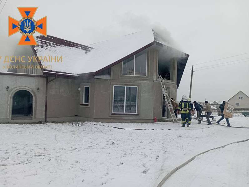 Пожежа у житловому будинку: на Волині з вогню витягли 3 дітей та маму (фото)