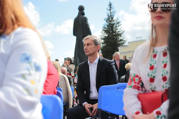 Квіти і класична музика: у центрі Луцька почали святкування Дня міста (фото)