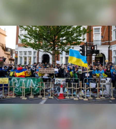Армія мародерів: до консульства рф у Львові знесли побутову техніку і облили червоною фарбою (фото)