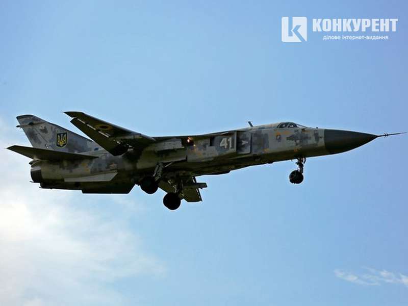 Львів'янин показав, як над Луцьком літають бомбардувальники (фото)