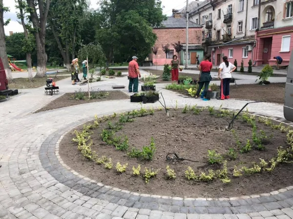 У луцькому сквері посадили квіти