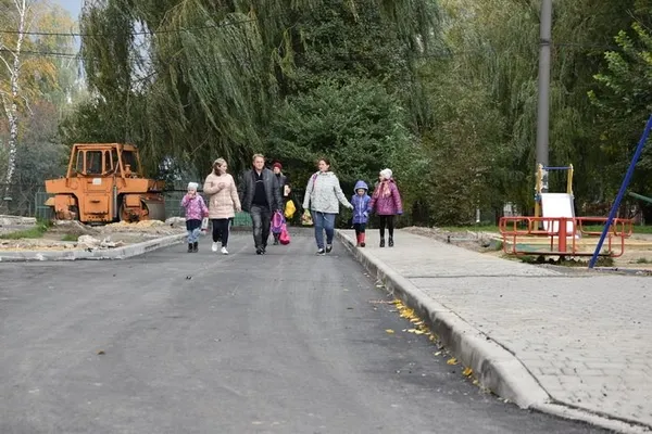 Показали, як ремонтують прибудинкові території на чотирьох вулицях Луцька (фото)