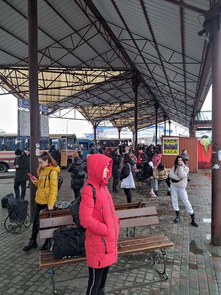 У Луцьку на автостанції велике скупчення пасажирів, зранку автобуси не їздили (відео)