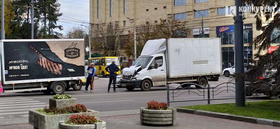 Вантажівка потрапила в аварію у центрі Луцька (фото)