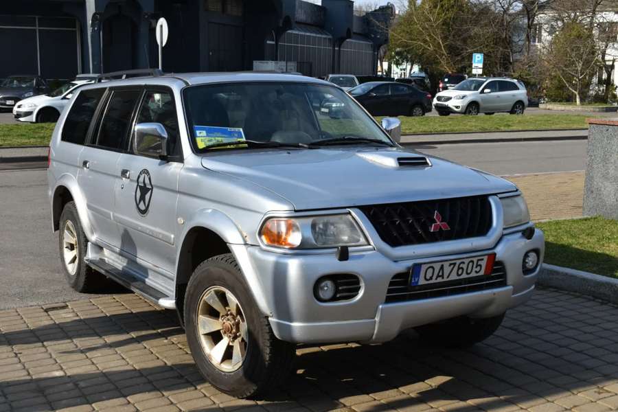 У Луцьку «чорнобильці» передали військовим позашляховик Mitsubishi