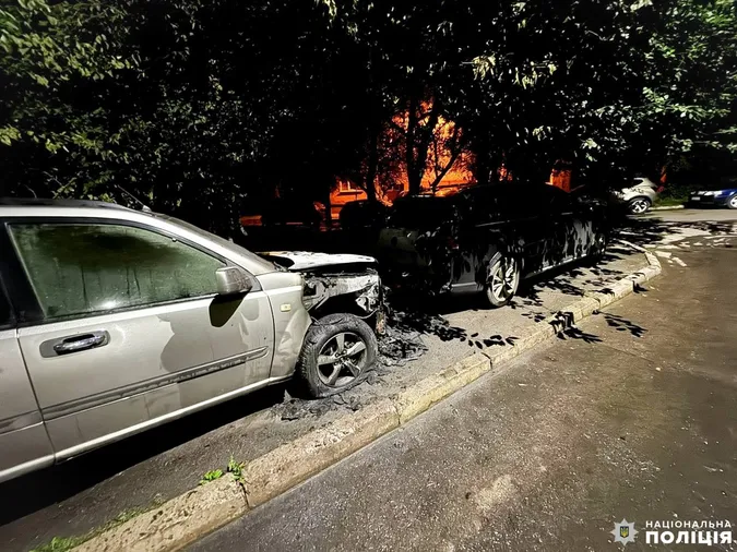Вночі у Рівному невідомі спалили дві автівки (фото)