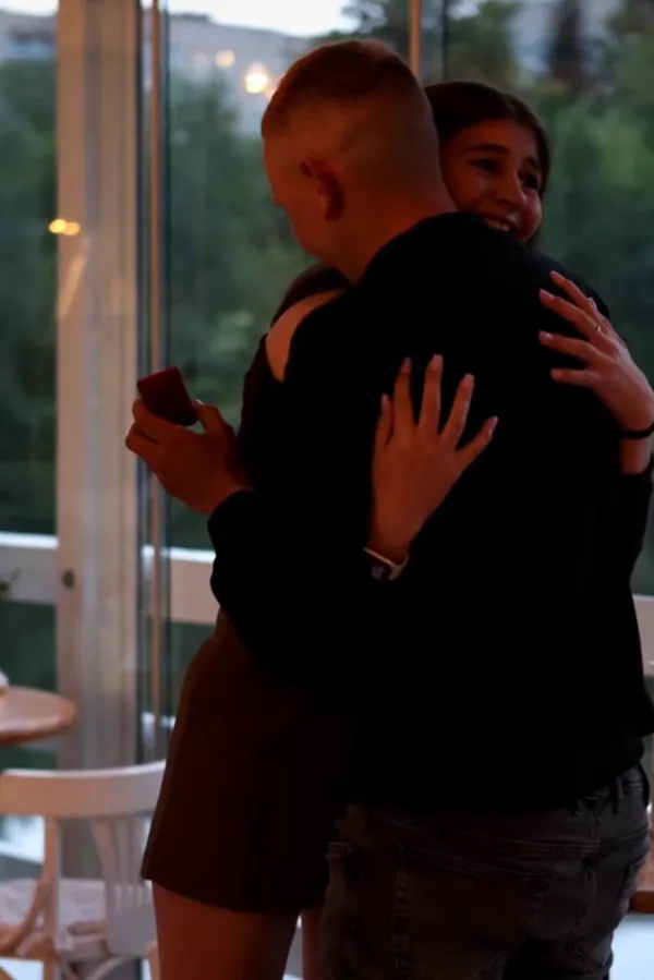 «Вона сказала «так!»: мережу розчулила пропозиція руки та серця, яку зробили в луцькій кав'ярні (відео)
