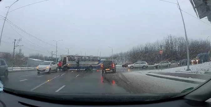 На виїзді з Луцька рейсовий автобус «наздогнав» Renault (відео)