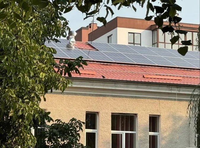 На даху пологового у Нововолинську встановлюють сонячну електростанцію (фото)