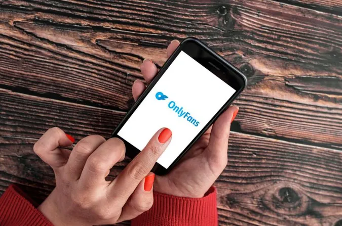 Двох учительок звільнили через підробіток на OnlyFans