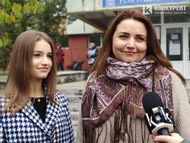Із донькою та чоловіком: як голосувала луцька депутатка Алла Надточій (фото, відео)