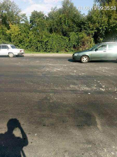 У Луцьку будівельників змусили прибрати бруд з дороги (фото)