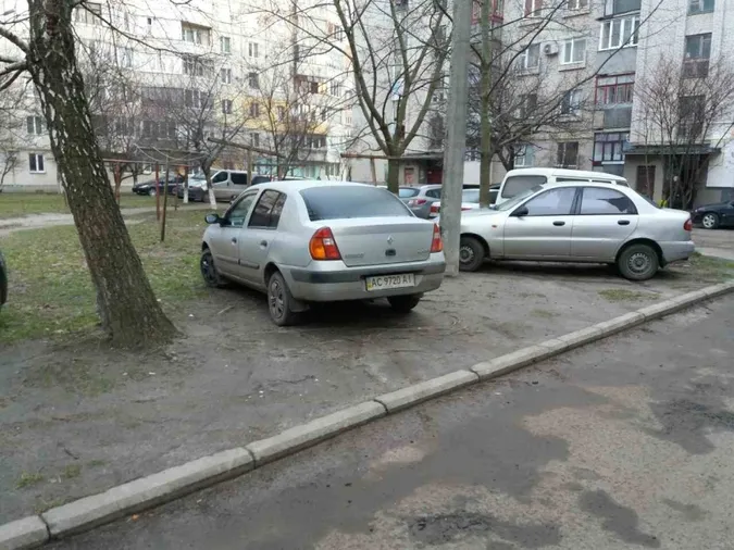 Луцькі муніципали «полюють»  на порушників правил паркування (фото)
