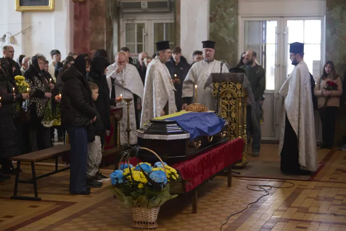 Луцьк навколішки попрощався з загиблим на Донеччині захисником Олексієм Федоренком