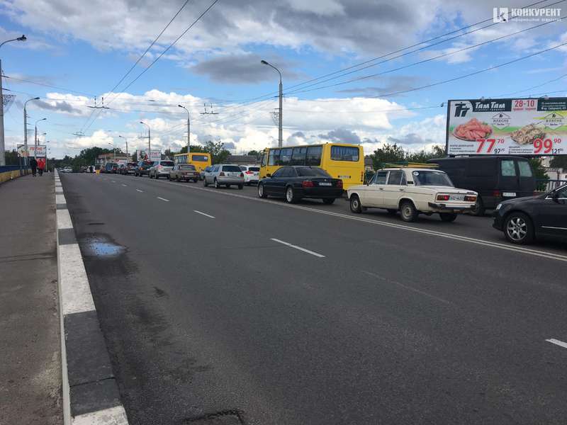У Луцьку на шляхопроводі зіткнулися 4 автівки (фото, відео)